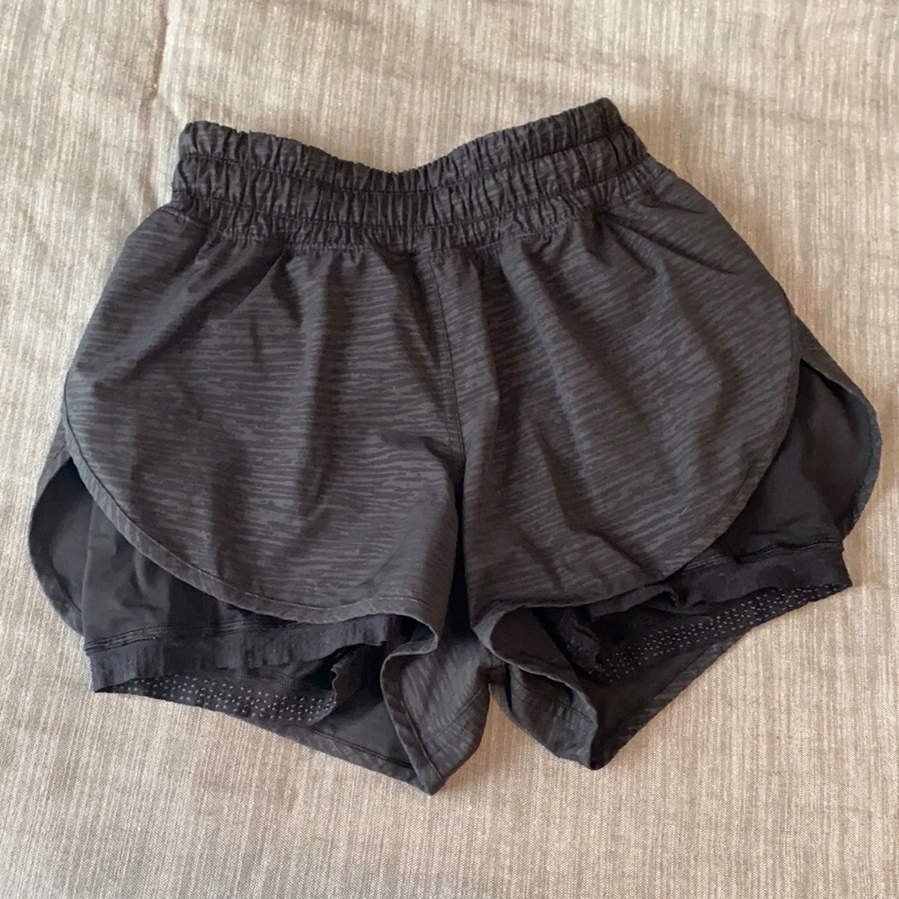 EUC sz 6 Lululemon Bootcamp Ready Short 3.5”